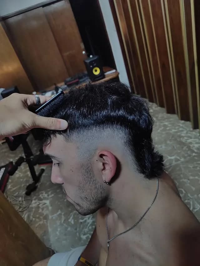 Corte masculino con styling por Teo