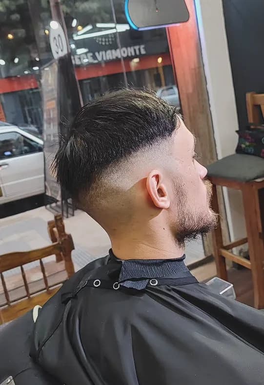 Perfilado y afeitado de barba con navaja