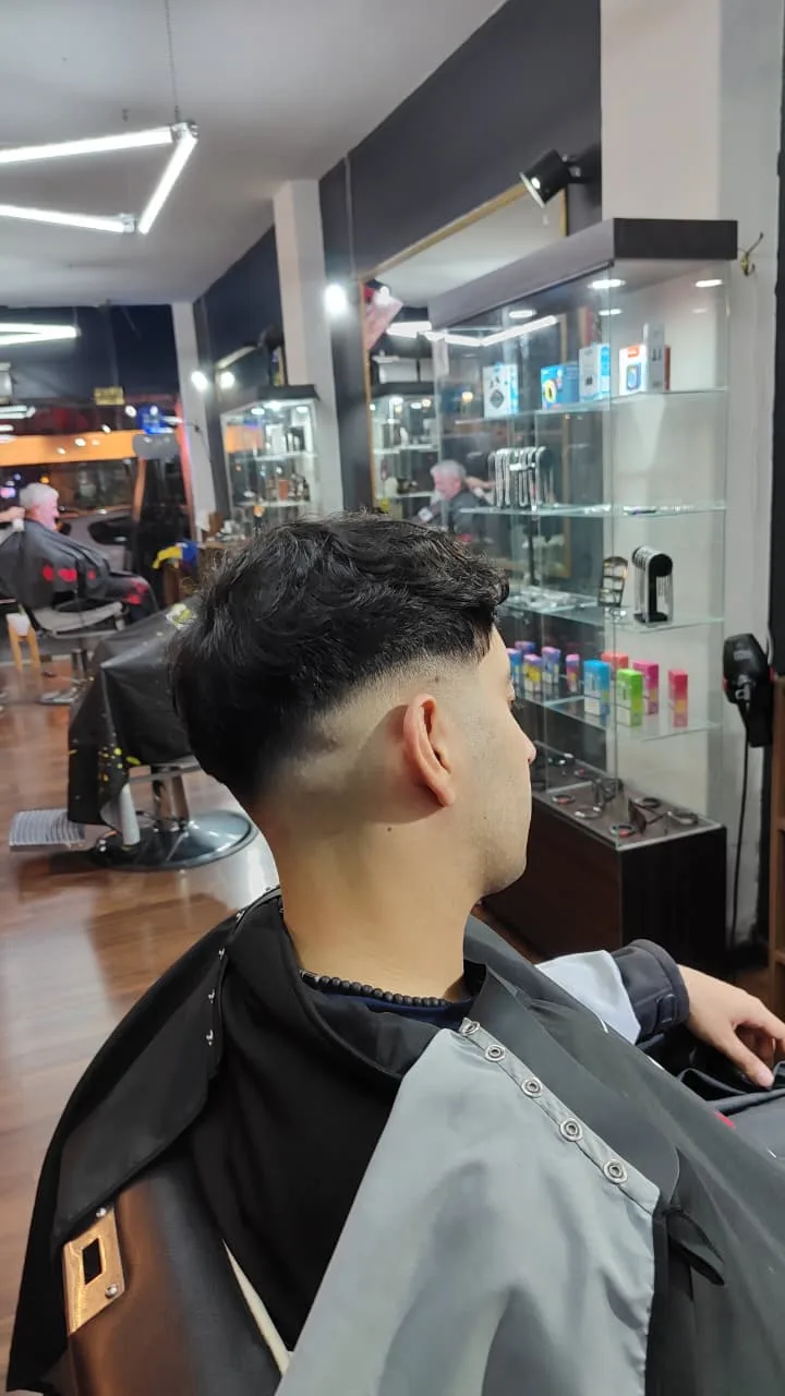 Corte masculino con styling por Teo